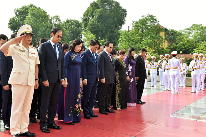 Các đoàn đại biểu tưởng niệm các anh hùng liệt sĩ. Ảnh VGP/Nhật Bắc