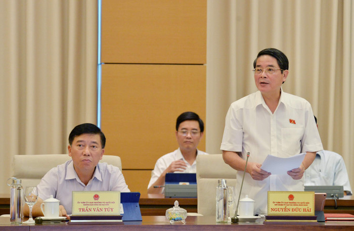 Chủ nhiệm Uỷ ban Tài chính - Ngân sách Nguyễn Đức Hải trình bày báo cáo. Ảnh: VGP/Lê Sơn.