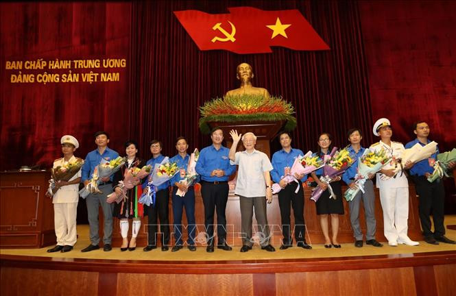 Tổng Bí thư, Chủ tịch nước Nguyễn Phú Trọng tặng hoa các đảng viên trẻ tiêu biểu. Ảnh: Trí Dũng/TTXVN Tổng Bí thư, Chủ tịch nước Nguyễn Phú Trọng tặng hoa các đảng viên trẻ tiêu biểu. Ảnh: Trí Dũng/TTXVN