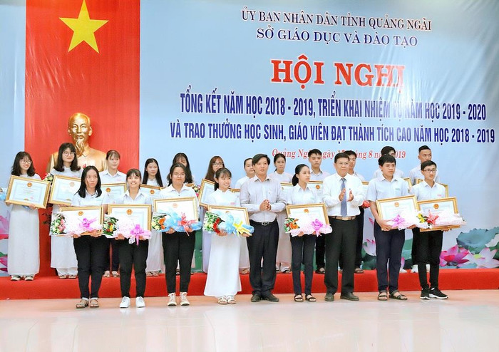 Tỉnh Quảng Ngãi trao tặng bằng khen cho những học sinh đạt thành tích cao. (Ảnh do tác giả cung cấp) Tỉnh Quảng Ngãi trao tặng bằng khen cho những học sinh đạt thành tích cao. (Ảnh do tác giả cung cấp)