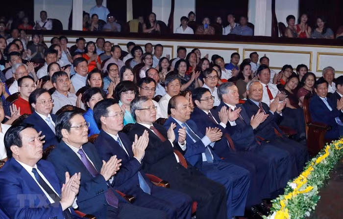 Thủ tướng Nguyễn Xuân Phúc; Thường trực Ban Bí thư Trần Quốc Vượng và các đồng chí lãnh đạo Đảng, Nhà nước dự chương trình. (Ảnh: Thống Nhất/TTXVN)