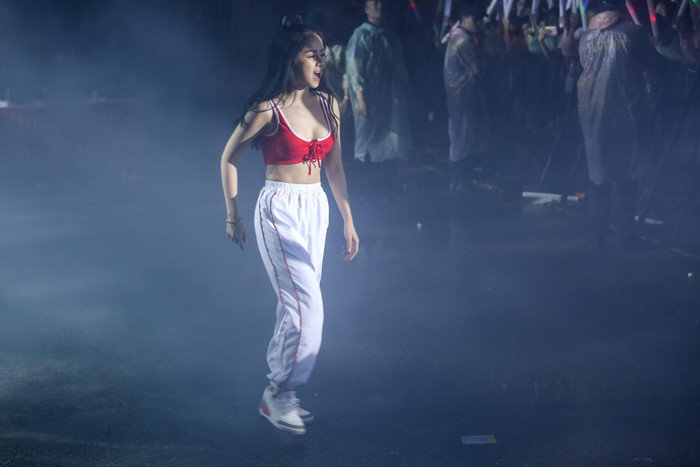 Các nghệ sĩ và khán giả luôn tươi tắn và quẩy cực sung bất chấp trời mưa.