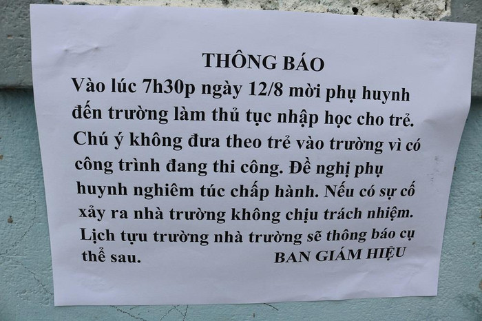 Thông báo của nhà trường dán ở cổng trường Thông báo của nhà trường dán ở cổng trường