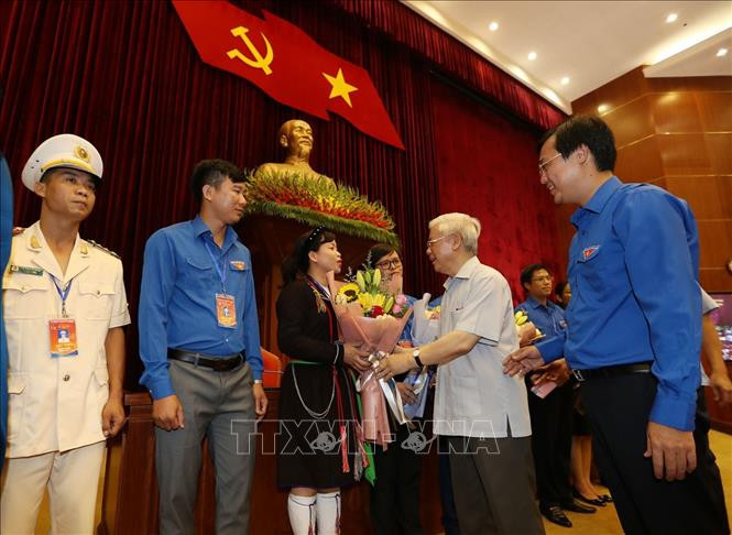 Tổng Bí thư, Chủ tịch nước Nguyễn Phú Trọng tặng hoa các đảng viên trẻ tiêu biểu. Ảnh: Trí Dũng/TTXVN Tổng Bí thư, Chủ tịch nước Nguyễn Phú Trọng tặng hoa các đảng viên trẻ tiêu biểu. Ảnh: Trí Dũng/TTXVN