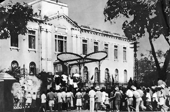 Ngày 19/8/1945, dưới sự lãnh đạo của Đảng, nhân dân Việt Nam giành chính quyền tại Phủ Khâm sai Bắc Kỳ (Hà Nội). Ảnh tư liệu Ngày 19/8/1945, dưới sự lãnh đạo của Đảng, nhân dân Việt Nam giành chính quyền tại Phủ Khâm sai Bắc Kỳ (Hà Nội). Ảnh tư liệu