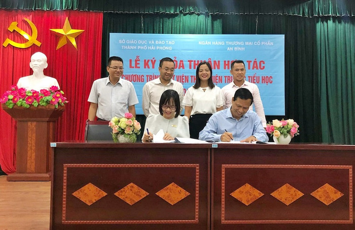 Bà Nguyễn Thị Hương – Phó Tổng Giám đốc ABBANK và Ông Nguyễn Xuân Trường – Giám đốc Sở Giáo dục &amp; Đào tạo Hải Phòng cùng ký kết hợp tác Dự án Thư viện thân thiện.