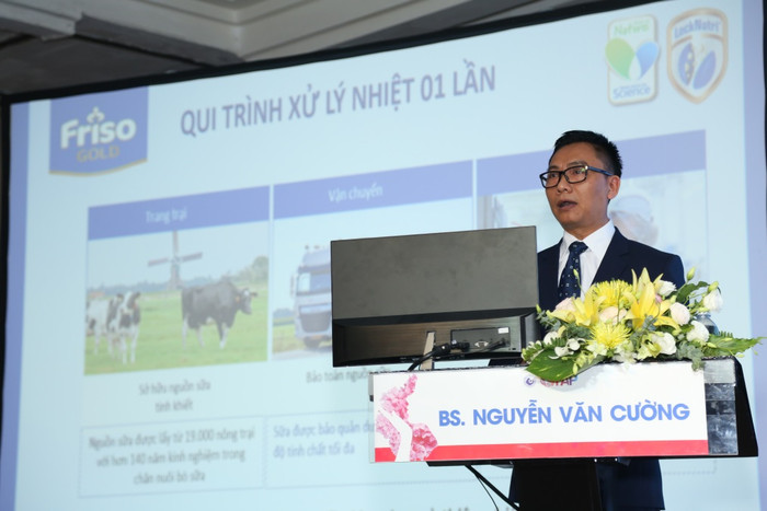 Bác sĩ Cường thảo luận với các cán bộ y tế về chuẩn mực đạm tự nhiên của Friso Gold nhờ vào qui trình từ đồng cỏ đến ly sữa