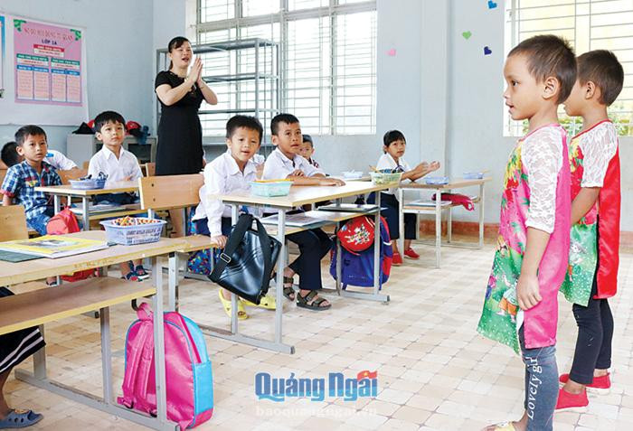 Cô và trò Trường Tiểu học Sơn Tân (Sơn Tây, Quảng Ngãi). Ảnh: Báo Quảng Ngãi