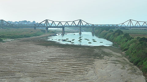 Sông Hồng dưới chân cầu Long Biên (Ảnh chưa rõ tác giả)