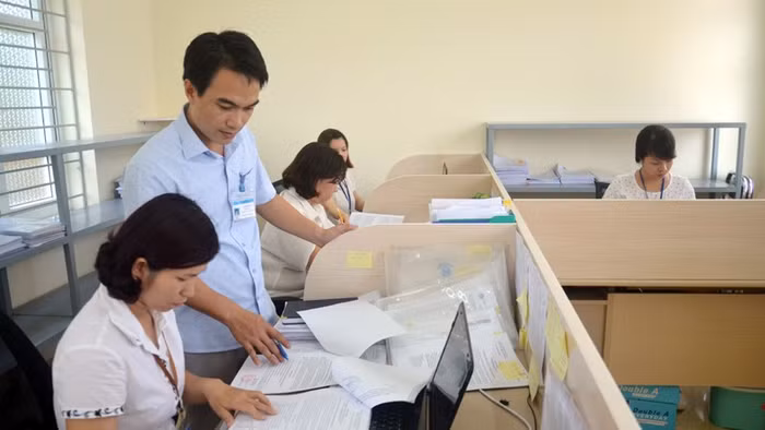 Tại sao hiệu trưởng cứ muốn giáo viên thu tiền?