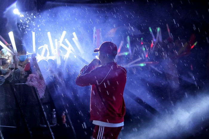 Kay Trần quẩy cực sung cùng hàng ngàn khán giả khi trời vẫn đổ mưa nặng hạt.