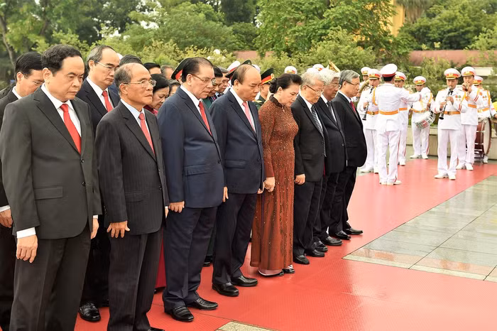 Lãnh đạo Đảng, Nhà nước tưởng niệm các anh hùng liệt sĩ.