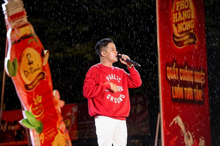 Bất chấp thời tiết không ủng hộ, sân khấu Phố Hàng Nóng vẫn rực lửa với các màn biểu diễn thăng hoa của các nghệ sĩ.