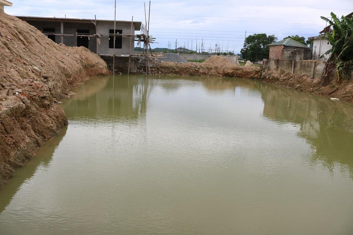 Móng nhà trở thành ao nước, nguy cơ bất an rình rập con trẻ Móng nhà trở thành ao nước, nguy cơ bất an rình rập con trẻ