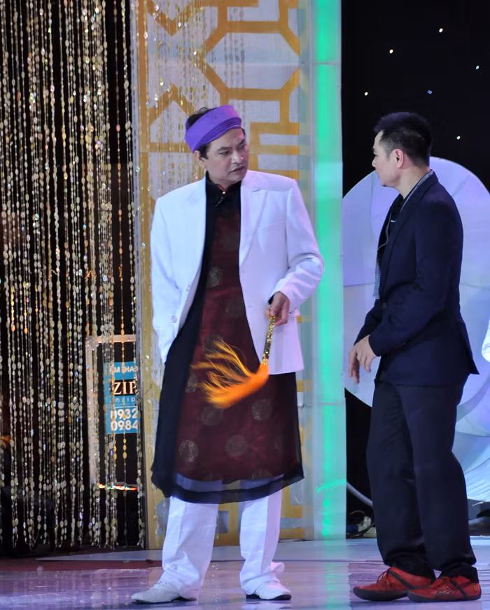 Quốc Anh và Tự Long tung hứng trong một đoạn diễn. Phỏng vấn Táo Quân: Táo Quân: Sốc với giả thuyết nếu Quốc Khánh không làm Ngọc Hoàng nữa? Táo Quân: Bộ trưởng Đinh La Thăng đã nói gì với Chí Trung? Vân Dung: Diễn Táo Quân xong sợ... vào bệnh viện lắm! Quốc Anh và Tự Long tung hứng trong một đoạn diễn. Phỏng vấn Táo Quân: Táo Quân: Sốc với giả thuyết nếu Quốc Khánh không làm Ngọc Hoàng nữa? Táo Quân: Bộ trưởng Đinh La Thăng đã nói gì với Chí Trung? Vân Dung: Diễn Táo Quân xong sợ... vào bệnh viện lắm!