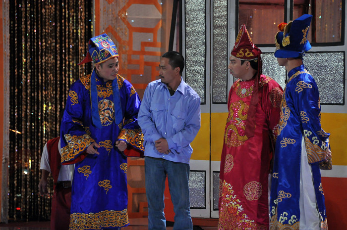 Xem thêm: Táo Quân: Sốc với giả thuyết nếu Quốc Khánh không làm Ngọc Hoàng nữa? Táo Quân: Bộ trưởng Đinh La Thăng đã nói gì với Chí Trung? Vân Dung: Diễn Táo Quân xong sợ... vào bệnh viện lắm! Cười bể bụng màn tập Táo Quân (P2): Xuân Bắc, Quang Thắng Cười bể bụng màn tập Táo Quân (P1): Tự Long, Công Lý Táo Quân 2012: Bất ngờ những tiết lộ của Vân Dung Xem thêm: Táo Quân: Sốc với giả thuyết nếu Quốc Khánh không làm Ngọc Hoàng nữa? Táo Quân: Bộ trưởng Đinh La Thăng đã nói gì với Chí Trung? Vân Dung: Diễn Táo Quân xong sợ... vào bệnh viện lắm! Cười bể bụng màn tập Táo Quân (P2): Xuân Bắc, Quang Thắng Cười bể bụng màn tập Táo Quân (P1): Tự Long, Công Lý Táo Quân 2012: Bất ngờ những tiết lộ của Vân Dung