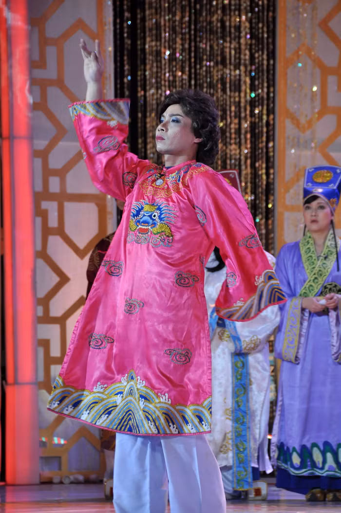 "Yểu điệu" như "nàng Đẩu" Công Lý Phỏng vấn Táo Quân: Táo Quân: Sốc với giả thuyết nếu Quốc Khánh không làm Ngọc Hoàng nữa? Táo Quân: Bộ trưởng Đinh La Thăng đã nói gì với Chí Trung? Vân Dung: Diễn Táo Quân xong sợ... vào bệnh viện lắm! "Yểu điệu" như "nàng Đẩu" Công Lý Phỏng vấn Táo Quân: Táo Quân: Sốc với giả thuyết nếu Quốc Khánh không làm Ngọc Hoàng nữa? Táo Quân: Bộ trưởng Đinh La Thăng đã nói gì với Chí Trung? Vân Dung: Diễn Táo Quân xong sợ... vào bệnh viện lắm!