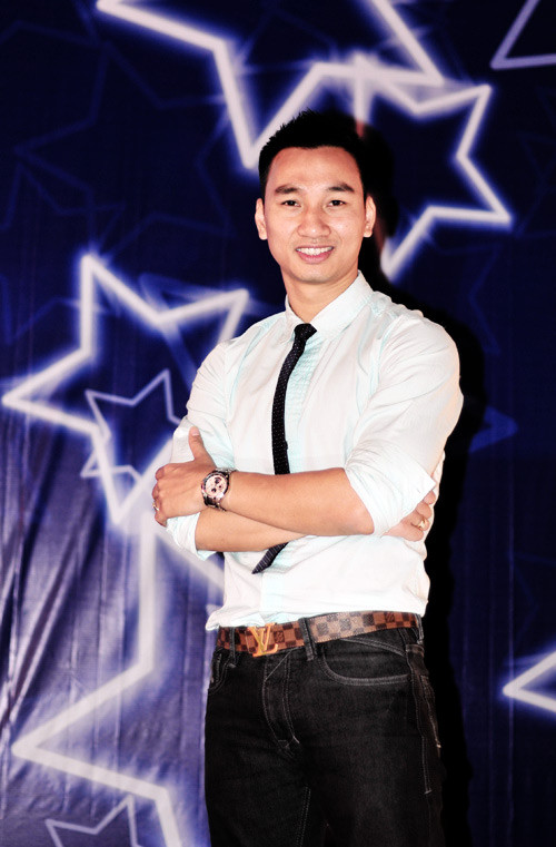 Táo Điện lực - Thành Trung (xem trọn bài về Thành Trung) Ngược với Công Lý, gặp Thành Trung không khó nhưng vị Táo Điện lực 2012 nhất quyết không hé nửa lời về chương trình năm nay. Trong lúc trò chuyện với phóng viên Giáo dục Việt Nam, Thành Trung liên tục nhắc đi, nhắc lại yêu cầu: “Không nhắc tới Táo quân nhé, có nhắc cũng không nói đâu”. Trước đó, Tết Tân Mão khi đảm nhận vai Táo Dân, Thành Trung từng để lại dấu ấn rõ nét trong lòng khán giả về sự hóm hỉnh, hài hước của mình.