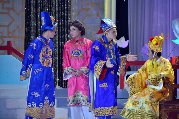 Vẫn với phong cách "đù đà đù đờ" nhưng thả câu nào chết câu ấy, Ngọc Hoàng Quốc Khánh luôn là một vai diễn để lại nhiều ấn tượng. Phỏng vấn Táo Quân: Táo Quân: Sốc với giả thuyết nếu Quốc Khánh không làm Ngọc Hoàng nữa? Táo Quân: Bộ trưởng Đinh La Thăng đã nói gì với Chí Trung? Vân Dung: Diễn Táo Quân xong sợ... vào bệnh viện lắm! Vẫn với phong cách "đù đà đù đờ" nhưng thả câu nào chết câu ấy, Ngọc Hoàng Quốc Khánh luôn là một vai diễn để lại nhiều ấn tượng. Phỏng vấn Táo Quân: Táo Quân: Sốc với giả thuyết nếu Quốc Khánh không làm Ngọc Hoàng nữa? Táo Quân: Bộ trưởng Đinh La Thăng đã nói gì với Chí Trung? Vân Dung: Diễn Táo Quân xong sợ... vào bệnh viện lắm!