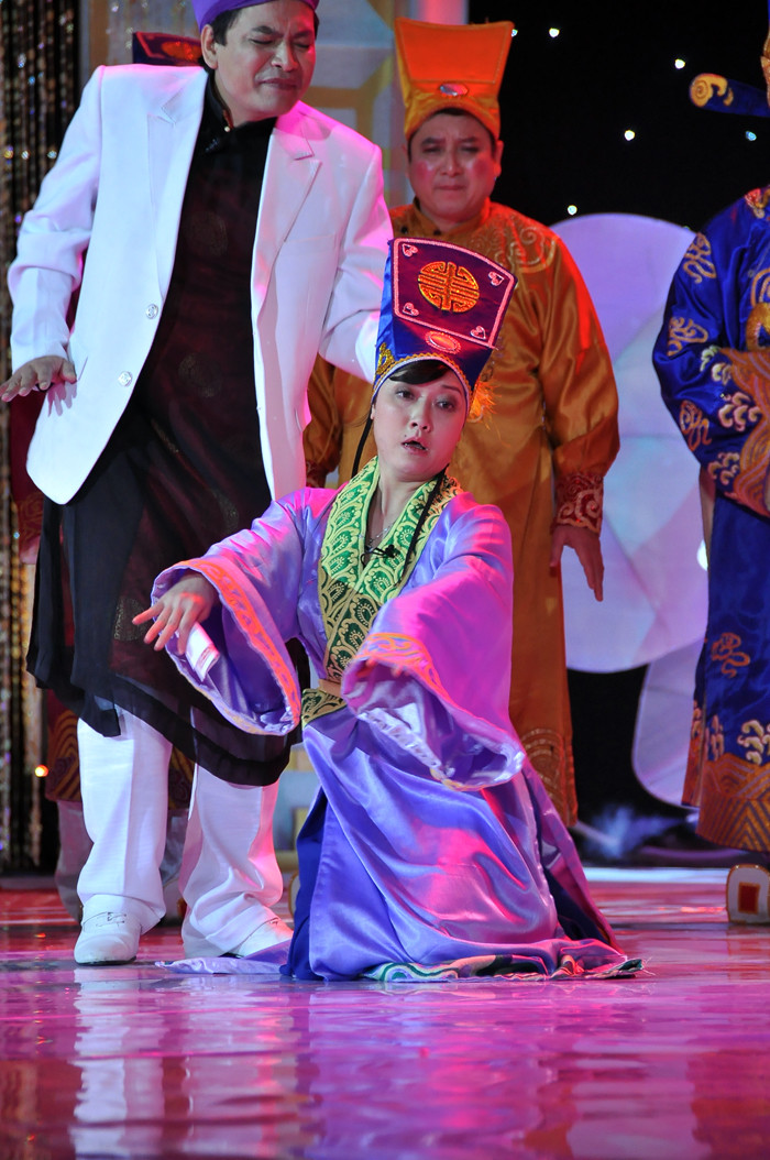 Nghệ sỹ Quốc Anh lần đầu tham gia Gặp nhau cuối năm. Anh vào vai một thầy hầu đồng xuất hiện cuối chương trình. Phỏng vấn Táo Quân: Táo Quân: Sốc với giả thuyết nếu Quốc Khánh không làm Ngọc Hoàng nữa? Táo Quân: Bộ trưởng Đinh La Thăng đã nói gì với Chí Trung? Vân Dung: Diễn Táo Quân xong sợ... vào bệnh viện lắm! Nghệ sỹ Quốc Anh lần đầu tham gia Gặp nhau cuối năm. Anh vào vai một thầy hầu đồng xuất hiện cuối chương trình. Phỏng vấn Táo Quân: Táo Quân: Sốc với giả thuyết nếu Quốc Khánh không làm Ngọc Hoàng nữa? Táo Quân: Bộ trưởng Đinh La Thăng đã nói gì với Chí Trung? Vân Dung: Diễn Táo Quân xong sợ... vào bệnh viện lắm!