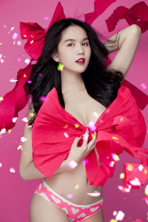 Trong bộ ảnh mới dành cho mùa Noel 2012, cô đã chọn cách dùng nơ đỏ thay áo sáng tạo. Trong bộ ảnh mới dành cho mùa Noel 2012, cô đã chọn cách dùng nơ đỏ thay áo sáng tạo.