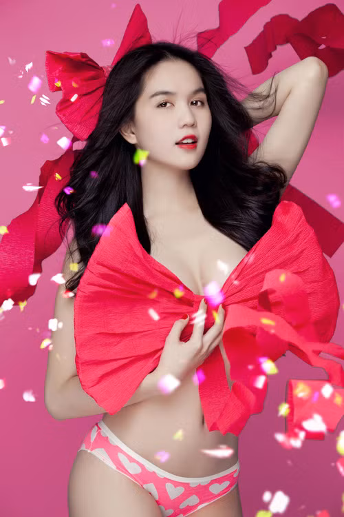 Trong bộ ảnh mới dành cho mùa Noel 2012, cô đã chọn cách dùng nơ đỏ thay áo sáng tạo.