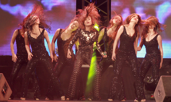 Màn vũ đạo với những động tác uốn hông, lắc tóc khiến khán giả hò reo không ngừng cho Hoàng Thùy Linh. Màn vũ đạo với những động tác uốn hông, lắc tóc khiến khán giả hò reo không ngừng cho Hoàng Thùy Linh.