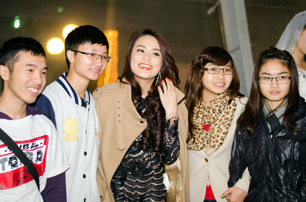 Cô vui vẻ chụp hình với người hâm mộ trước khi ra về. Cô vui vẻ chụp hình với người hâm mộ trước khi ra về.