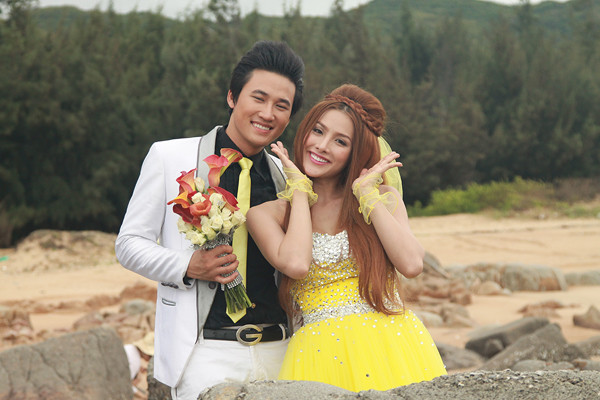 Trương Nhi nhí nhảnh trong bộ soriee màu vàng. Cô và Hà Trí Quang tạo thành một cặp đôi trong phim. Trương Nhi nhí nhảnh trong bộ soriee màu vàng. Cô và Hà Trí Quang tạo thành một cặp đôi trong phim.