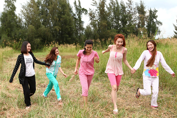 Cả 5 cô gái Tiên Vân (Miu Lê), Tiên Hương (Bảo Anh), Tiên Sa (Minh Thảo), Tiên Nữ (Ngân Khánh) và Tiên Dung (Trương Nhi) được vợ chồng Tiên Cảnh - Nhỏ Nhẹ (Hoài Linh, Việt Hương đóng) nhặt về nuôi trong lúc đi nhặt rác. Mỗi cô gái là một tính cách và tài năng đặc biệt, mang đến nhiều tình huống dở khóc, dở cười cho cha mẹ. Cả 5 cô gái Tiên Vân (Miu Lê), Tiên Hương (Bảo Anh), Tiên Sa (Minh Thảo), Tiên Nữ (Ngân Khánh) và Tiên Dung (Trương Nhi) được vợ chồng Tiên Cảnh - Nhỏ Nhẹ (Hoài Linh, Việt Hương đóng) nhặt về nuôi trong lúc đi nhặt rác. Mỗi cô gái là một tính cách và tài năng đặc biệt, mang đến nhiều tình huống dở khóc, dở cười cho cha mẹ.