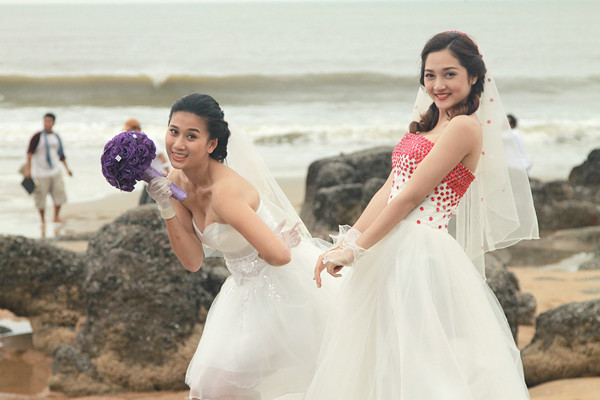 Bảo Anh chia sẻ, đây là lần đầu tiên cô mặc váy cưới nên khá ngượng ngùng. Bảo Anh chia sẻ, đây là lần đầu tiên cô mặc váy cưới nên khá ngượng ngùng.