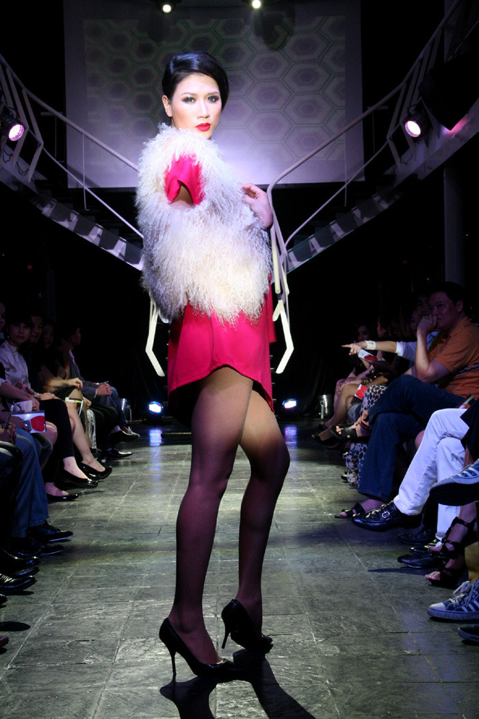 Người mẫu Trang Trần trình diễn thời trang. Sự kiện diễn ra tại một du thuyền ở Hồ Tây, Hà Nội.