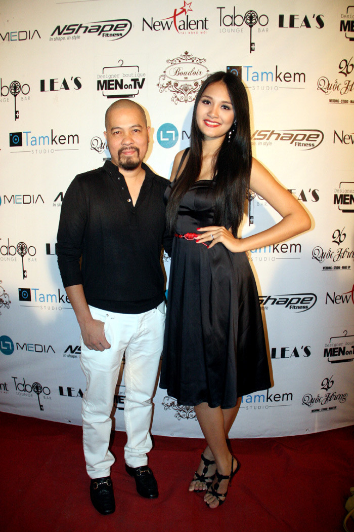 Cô tham gia sự kiện thời trang từ thiện cùng NTK Đức Hùng.
