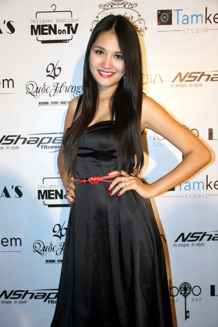 Hương Giang ngày càng đẹp đằm thắm, quyến rũ sau khi lấy chồng.