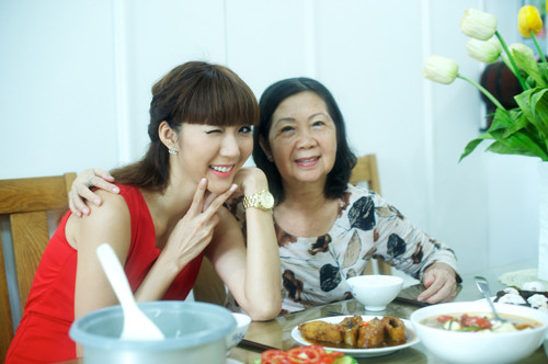 Đây là những hình ảnh ghi hình của Ngọc Quyên và mẹ trong chương trình Thời trang & Nhân vật phát sóng trong dịp Tết. Ngọc Quyên cho biết, Tết này nếu không có gì thay đổi thì cô sẽ đưa mẹ đi xem pháo hoa và đường hoa xuân Nguyễn Huệ. Đây là những hình ảnh ghi hình của Ngọc Quyên và mẹ trong chương trình Thời trang & Nhân vật phát sóng trong dịp Tết. Ngọc Quyên cho biết, Tết này nếu không có gì thay đổi thì cô sẽ đưa mẹ đi xem pháo hoa và đường hoa xuân Nguyễn Huệ.