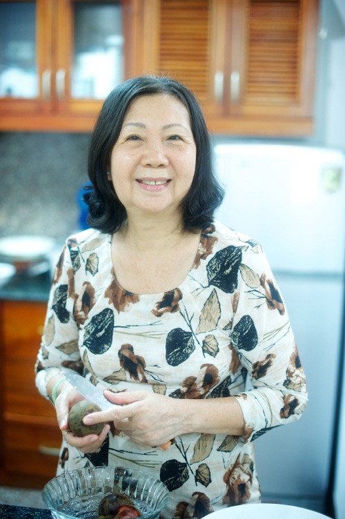 Mẹ của Ngọc Quyên. Mẹ Ngọc Quyên cho biết bà hạnh phúc khi có cô con gái ngoan. Mẹ của Ngọc Quyên. Mẹ Ngọc Quyên cho biết bà hạnh phúc khi có cô con gái ngoan.