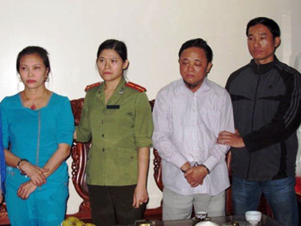 “Cậu Thủy” (áo trắng) khi bị bắt - Ảnh: Bình Thanh (Thanh niên) “Cậu Thủy” (áo trắng) khi bị bắt - Ảnh: Bình Thanh (Thanh niên)