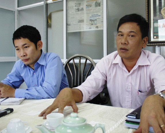 Ông Nguyễn Hoàng Phương (phải) - Phó chủ tịch Công đoàn Ngân hàng Chính sách Xã hội, lý giải về việc hợp tác với "nhà ngoại cảm" Nguyễn Thanh Thúy để tìm hài cốt được cho là hài cốt liệt sĩ (Ảnh: Thanh Niên) Ông Nguyễn Hoàng Phương (phải) - Phó chủ tịch Công đoàn Ngân hàng Chính sách Xã hội, lý giải về việc hợp tác với "nhà ngoại cảm" Nguyễn Thanh Thúy để tìm hài cốt được cho là hài cốt liệt sĩ (Ảnh: Thanh Niên)