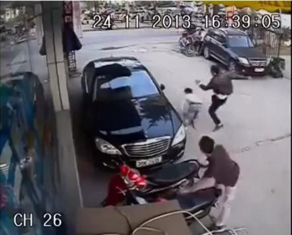 Hình ảnh nhóm người đánh đập dã man một nam thanh niên ngay trên phố khi người này không có khả năng kháng cự đang gây phẫn nộ trong dư luận. (Ảnh cắt ra từ clip) Hình ảnh nhóm người đánh đập dã man một nam thanh niên ngay trên phố khi người này không có khả năng kháng cự đang gây phẫn nộ trong dư luận. (Ảnh cắt ra từ clip)