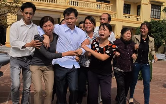 Ông Nguyễn Thanh Chấn (thứ 3 từ trái sang) trở về trong vòng tay của người thân sau 10 năm ngồi tù vì bị xử oan