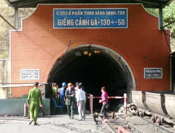 Cửa lò nơi chiếc tời chở 7 công nhân bị đứt. Ảnh: Hoàng Anh Tuấn. Cửa lò nơi chiếc tời chở 7 công nhân bị đứt. Ảnh: Hoàng Anh Tuấn.