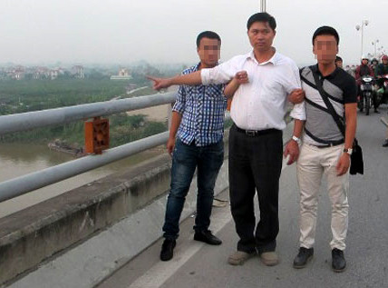 Vụ bác sỹ thẩm mỹ Nguyễn Mạnh Tường làm chết người rồi phi tang nạn nhân đang ngày càng trở nên "bế tắc" bởi hiện tại chưa tìm được xác nạn nhân cũng như chiếc điện thoại iphone của chị Huyền, một vật được cho là vô cùng quan trọng trong vụ án . Vụ bác sỹ thẩm mỹ Nguyễn Mạnh Tường làm chết người rồi phi tang nạn nhân đang ngày càng trở nên "bế tắc" bởi hiện tại chưa tìm được xác nạn nhân cũng như chiếc điện thoại iphone của chị Huyền, một vật được cho là vô cùng quan trọng trong vụ án .