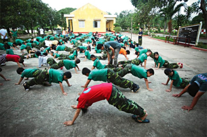Các em học sinh đang luyện tập thể dục, thể thao trong kỳ học quân đội Các em học sinh đang luyện tập thể dục, thể thao trong kỳ học quân đội