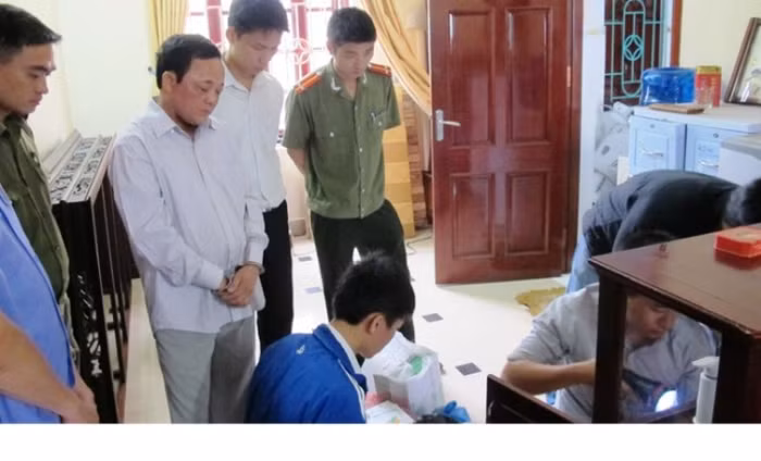 Đối tượng Nguyễn Văn Thúy và Mẫn Thị Duyên bị bắt và bị khởi tố về hành vi làm giả hài cốt, di vật, nơi chôn liệt sĩ theo Điều 139 Bộ luật Hình sự về tội lừa đảo, chiếm đoạt tài sản