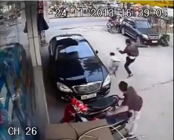 Nhóm thanh niên đang hành hung dã man một thanh niên khác ngay giữa đường phố (Ảnh cắt ra từ clip)