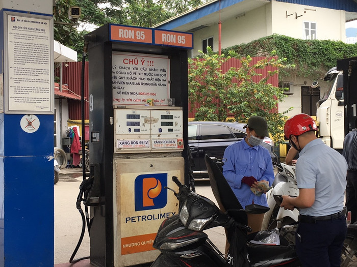 Trong tháng 5, giá xăng dầu đã được điều chỉnh tăng 2 lần là trên 1.000 đồng/lít. Ảnh: Vũ Phương Trong tháng 5, giá xăng dầu đã được điều chỉnh tăng 2 lần là trên 1.000 đồng/lít. Ảnh: Vũ Phương