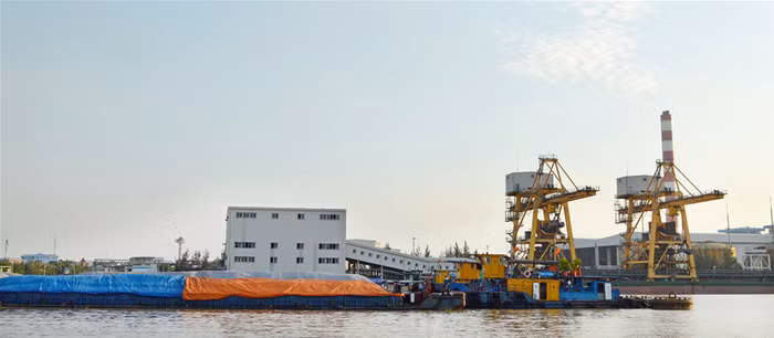 Tổng công ty Vận tải thủy Việt Nam thuộc Bộ Giao thông Vận tải được đại biểu Quốc hội chỉ rõ cổ phần hóa định giá chỉ 327 tỷ đồng, bằng một căn nhà phố cổ. Ảnh: Báo Kiểm toán