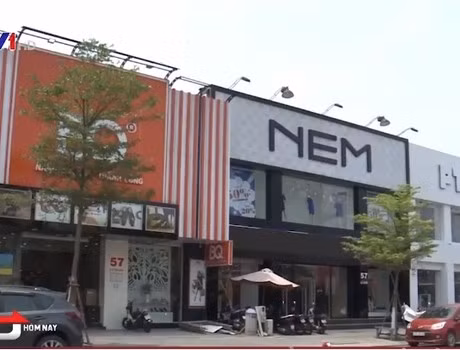 Nhiều nhà đất công trên đường Lê Duẩn (Đà Nẵng) được "ưu ái" bán cho Vũ "nhôm" nay trở thành nhiều cửa hàng kinh doanh. Ảnh: VTV.