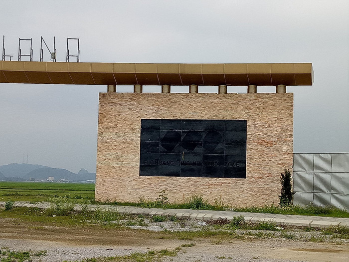 Dự án FLC Hoàng Long (Thanh Hóa) chỉ có cái cổng chào, bên trong cỏ mọc hoang hóa. Nhiều hộ dân có đất trong dự án vẫn chưa được FLC đền bù. Ảnh: Hữu Chí. Dự án FLC Hoàng Long (Thanh Hóa) chỉ có cái cổng chào, bên trong cỏ mọc hoang hóa. Nhiều hộ dân có đất trong dự án vẫn chưa được FLC đền bù. Ảnh: Hữu Chí.