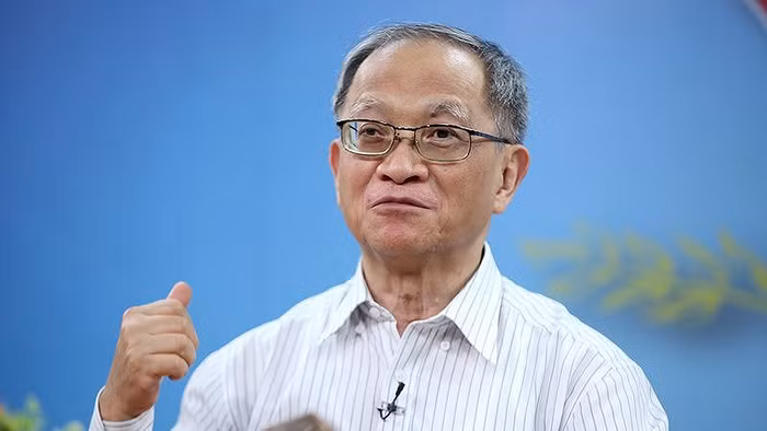 Tiến sĩ Lê Đăng Doanh bày tỏ sự khó hiểu đó là điều lạ kỳ để người đứng đầu doanh nghiệp cổ phần hóa "vừa đá bóng vừa thổi còi". Ảnh: Quang Huy